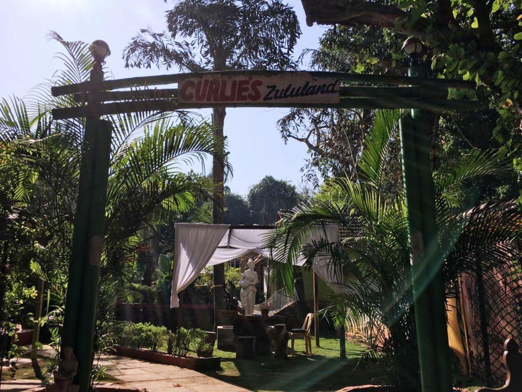 Curlies Zulu Land Hostel Анджуна Екстериор снимка