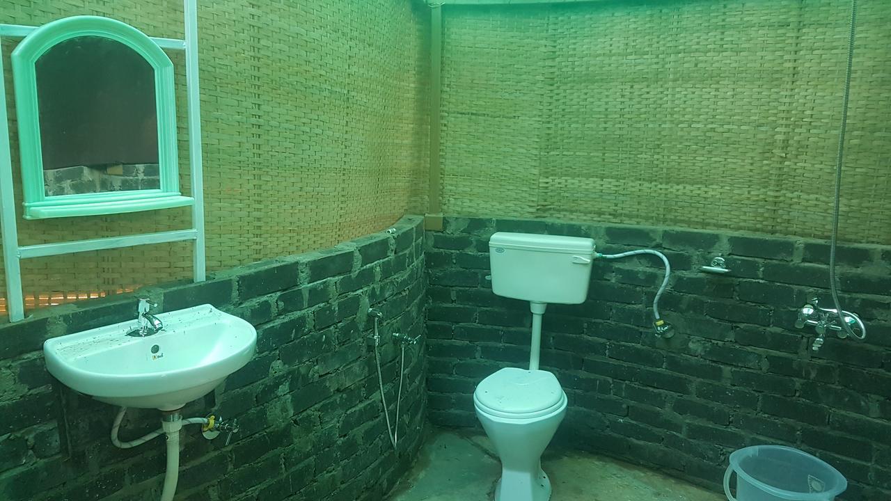 Curlies Zulu Land Hostel Анджуна Екстериор снимка