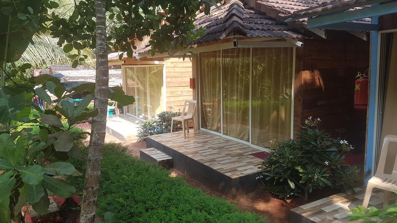 Curlies Zulu Land Hostel Анджуна Екстериор снимка