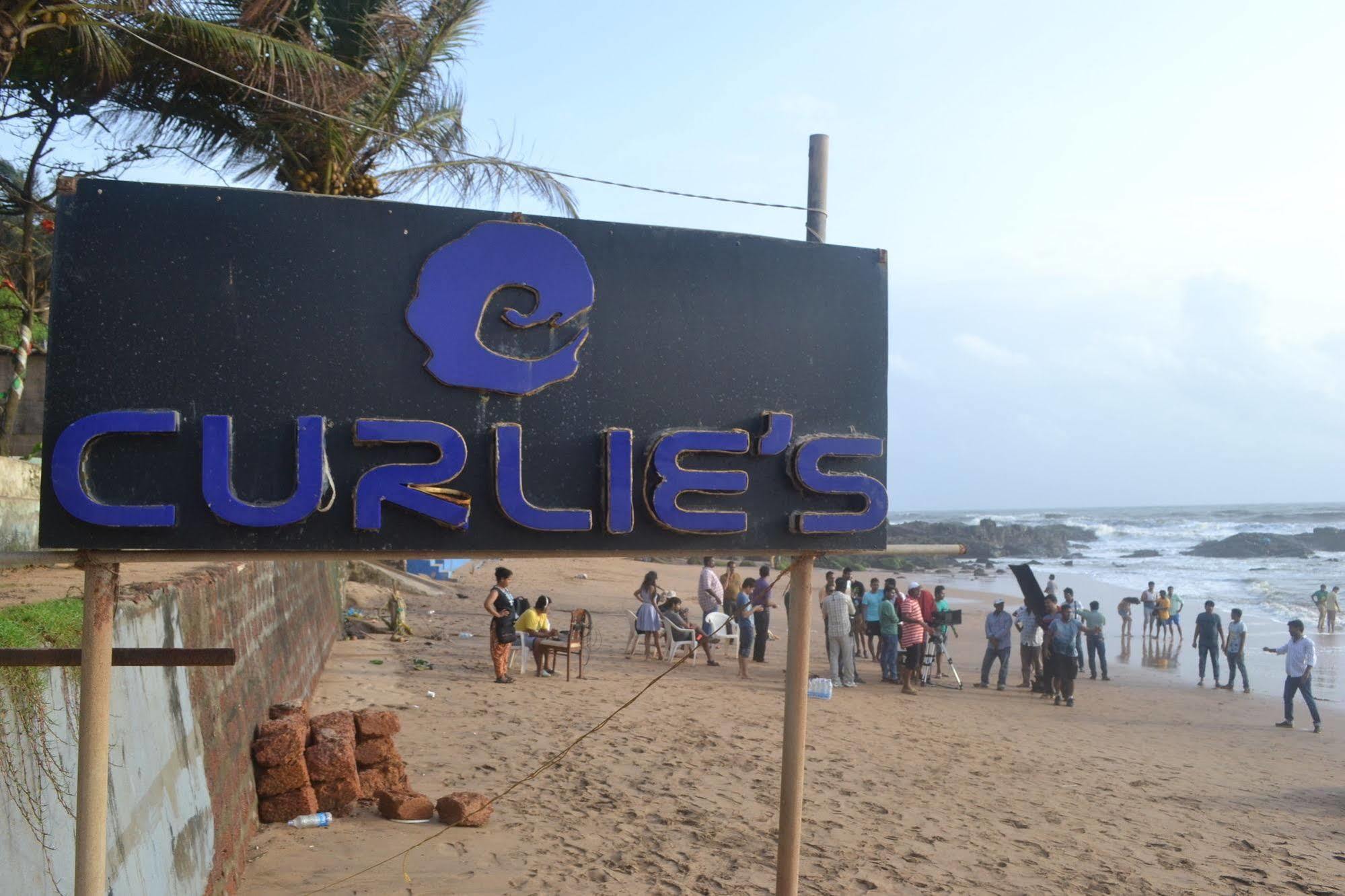 Curlies Zulu Land Hostel Анджуна Екстериор снимка
